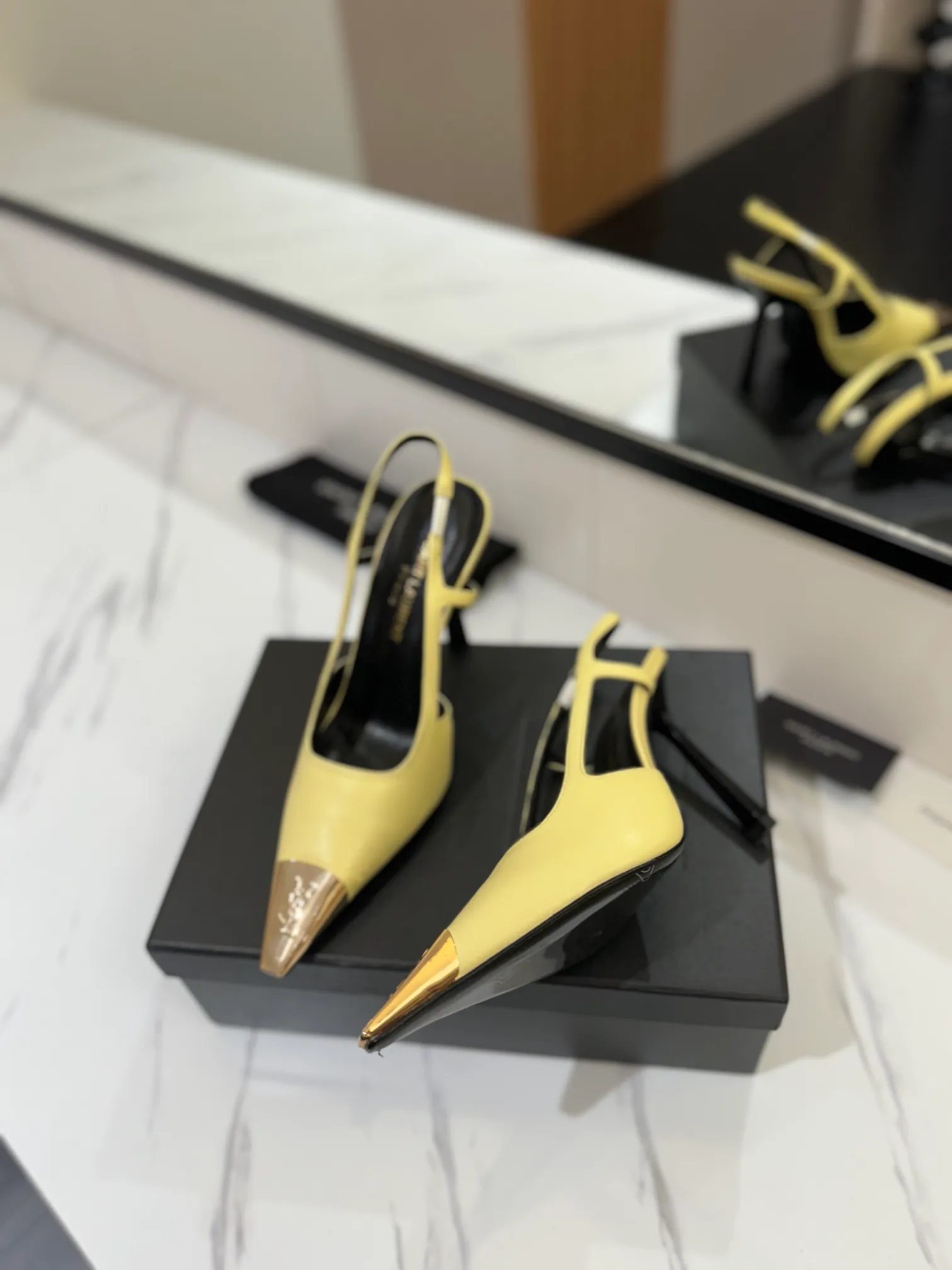👟👟Ex-factory price 600👟👟 saint laurent ss24 new arrival～ Saint Laurent ysl 2024 spring and summer｜New high-heeled shoes🆕 Beautiful, refined and elegant! The 10cm foot is very stable, so feel free to put it in! The heel is custom-made from a new mold, and the height is the same as the original one. Various incorrect versions are % high-end and sexy, YSL still understands women best❤️ ⚠️The entire upper and lining are made of one piece without joints, which consumes more materials and costs more! Moreover, the material, fabric and lining are all made from more than 20 pieces of genuine custom-made calfskin. The upper is made of custom-made calfskin, the lining is made of calfskin, and the genuine leather outsole imported from Italy. Heel height: 10cm. Size: 35-39 (40 and 41 are custom-made and cannot be returned or exchanged)